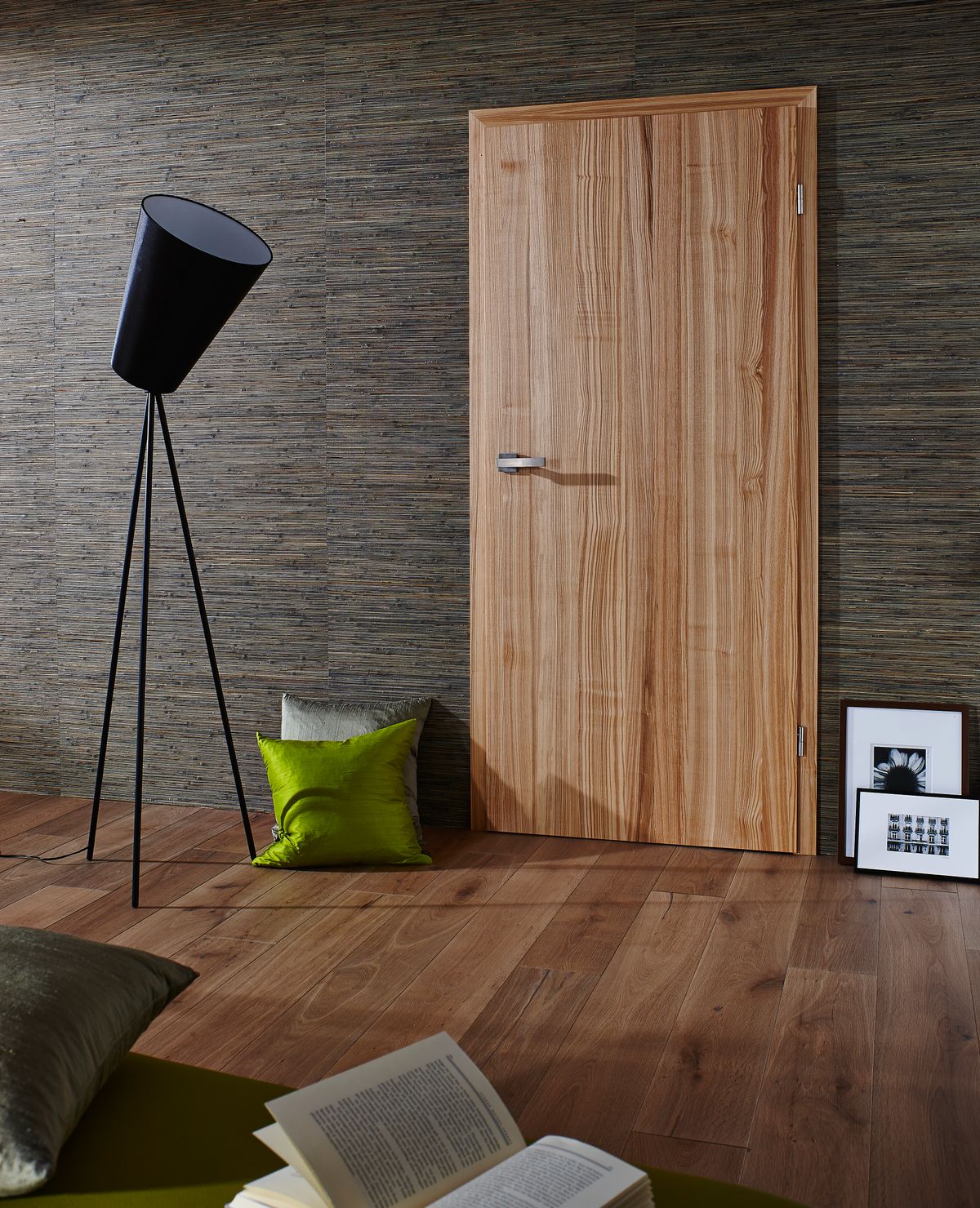 TUER_FDES_Braunkernesche_Living_lngs_TD_Square_front